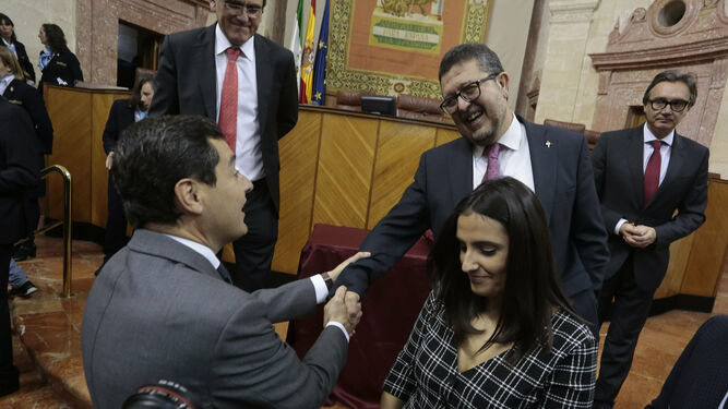 El presidente andaluz, Juanma Moreno, saluda a Francisco Serrano (Vox) en la sesión de investidura.