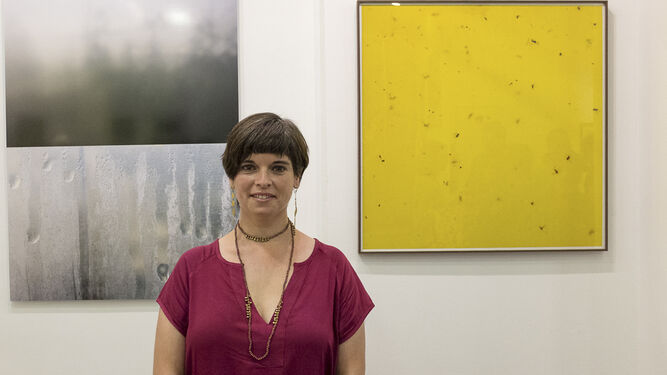 Elena Pedrosa junto a varias de sus obras.