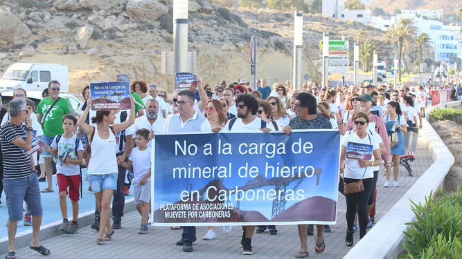 Fotogaler&iacute;a de la marcha contra la carga de mineral de hierro en Carboneras
