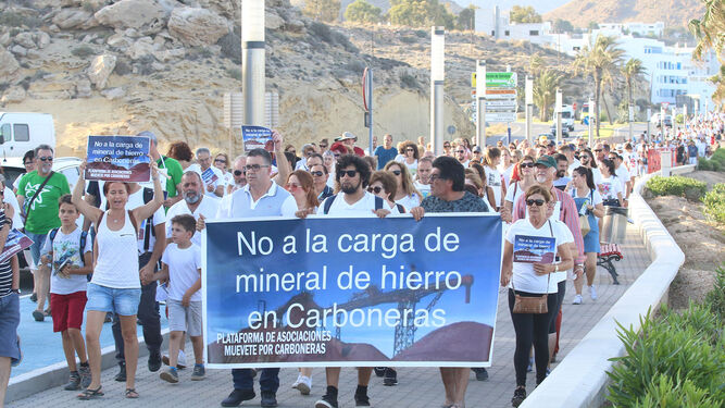 Fotogaler&iacute;a de la marcha contra la carga de mineral de hierro en Carboneras