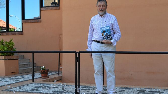 El escritor almeriense Juan Torres Colomera posa con su último libro, ‘Los crímenes del agua’.