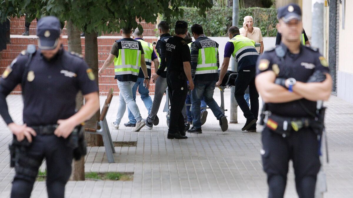 Policías custodian el cadáver de la mujer degollada en Játiva (Valencia).