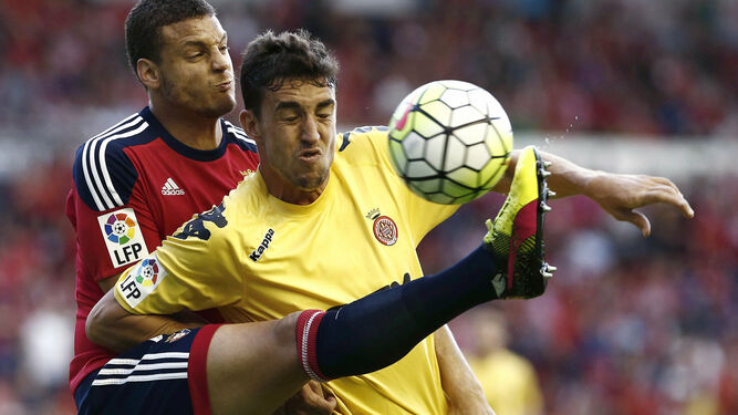 Tano le disputa un balón a Mata cuando militaba en el Osasuna y el ariete del Valladolid en el Girona