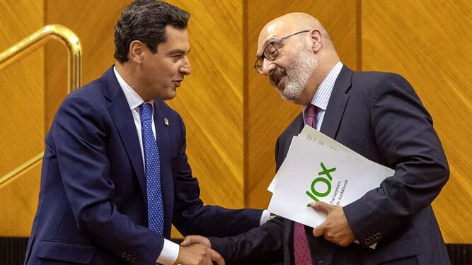 El portavoz de Vox, Alejandro Hernández, saluda al presidente andaluz, Juanma Moreno,  en el Parlamento.