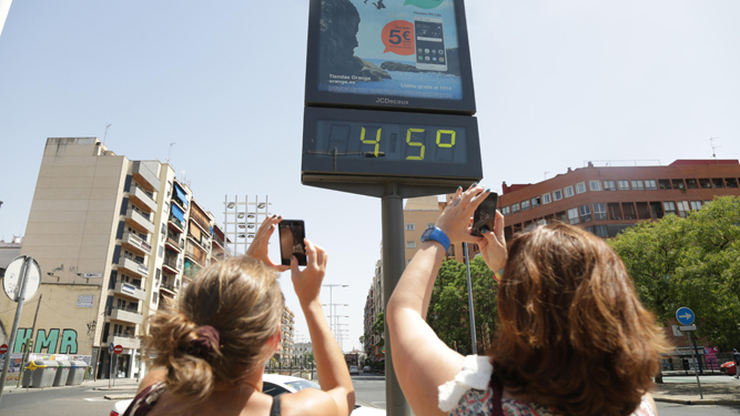 Un termómetro marca 45º junto a la Plaza de Armas de Sevilla.