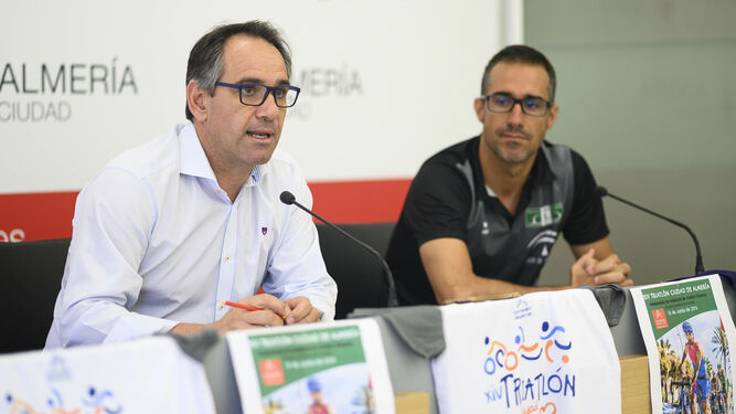 Juanjo Segura, concejal de deportes de la capital, en la presentación de la prueba