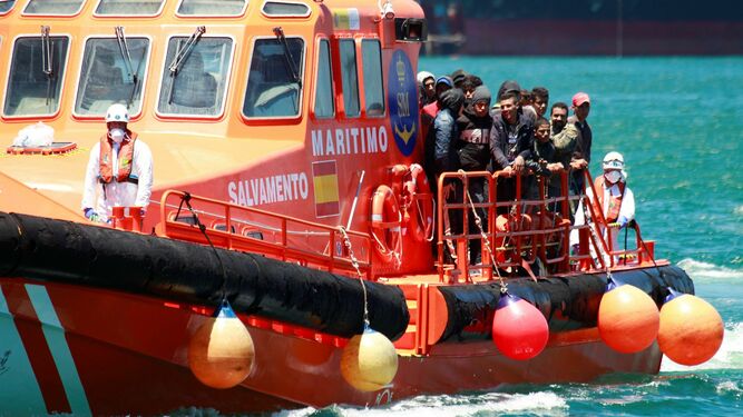 La embarcación 'Salvamar Gadir' traslada a Algeciras a 55 magrebíes rescatados en alta mar.