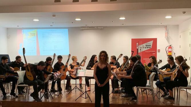 Alumnos de la Escuela Municipal de Música de Roquetas participan en el homenaje a Antonio de Torres