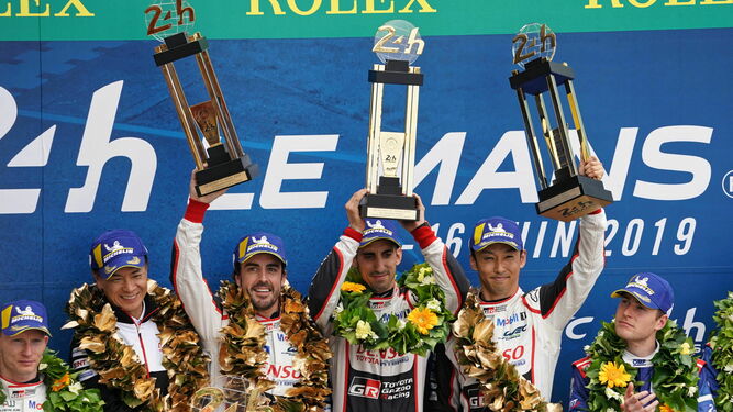 Fernando Alonso, celebra la victoria en Le Mans junto al resto de su equipo.