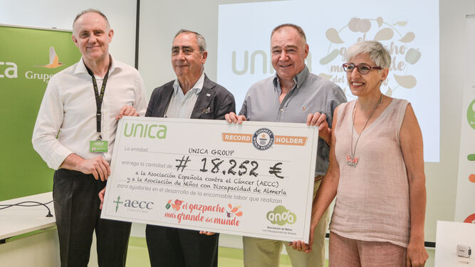 El presidente y el gerente de Unica Group, José Martínez Portero y Enrique de los Ríos, respectivamente, posan con el cheque de la recaudación.