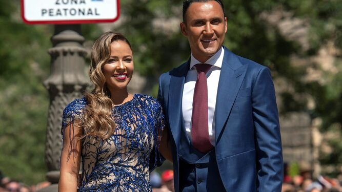 Andrea Salas, esposa del futbolista Keylor Navas, llevaba un vestido crudo con apertura en la falda y apliques en azul brillante en forma de coral. Lo combin&oacute; con el cabello peinado en ondas.