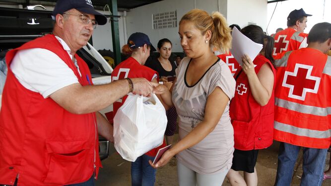 Voluntarios de Cruz Roja durante el reparto de comida a personas en riesgo de exclusión social