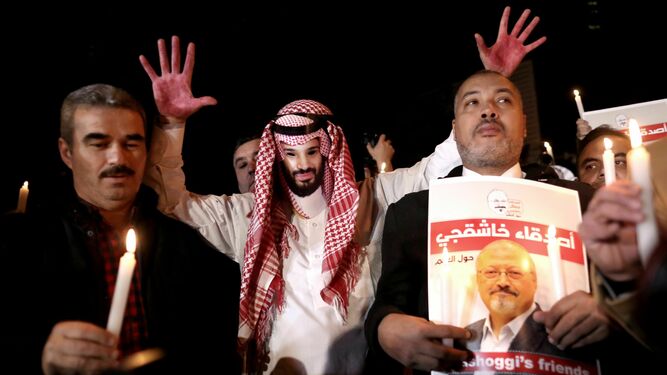 Un hombre muestra una careta del príncipe heredero saudí, Mohamed bin Salman, y las manos pintadas de rojo en una manifestación frente al consulado de Arabia Saudí en Estambul,