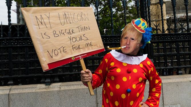 Un manifestante con la careta de Boris Johnson protesta en los aledaños del Parlamento británico.