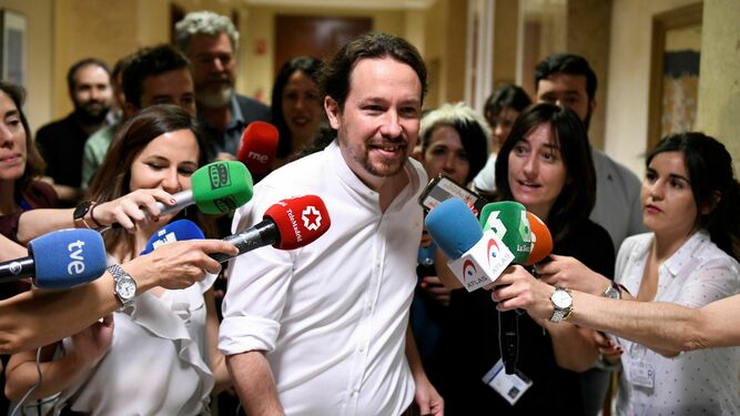 El líder de Podemos, Pablo Iglesias, acompañado por la diputada Ione Belarra el pasado viernes.
