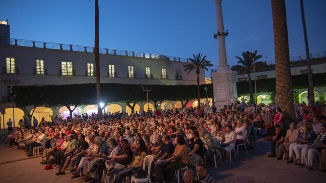 Más de 2.000 personas se dieron cita el pasado sábado en la Plaza Vieja para escuchar al gaitero asturiano.