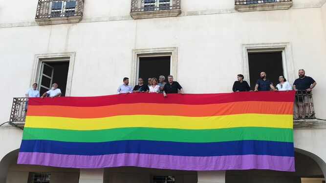 La bandera ya cuelga de la fachada del Ayuntamiento de Almería.