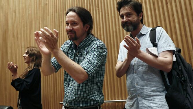El secretario general de Podemos, Pablo Iglesias, y el diputado de esta formación Rafa Mayoral,  este mércoles en el cCongreso..