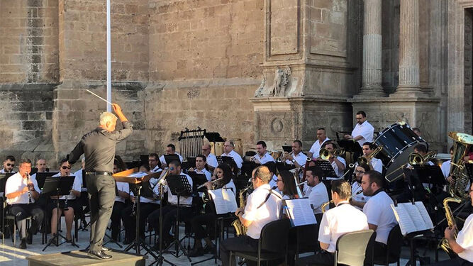 La Banda Sinfónica Municipal durante un concierto en la Plaza de la Catedral.