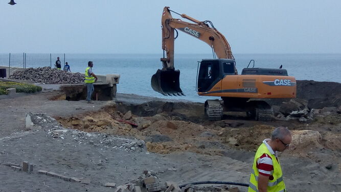 Costas acomete ya las obras de reparación del Paseo Marítimo de Balerma.
