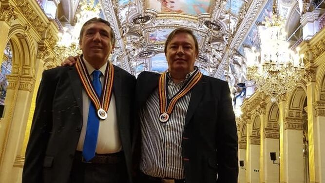 Juan Moreno y José Hernández con el Collar de Oro.