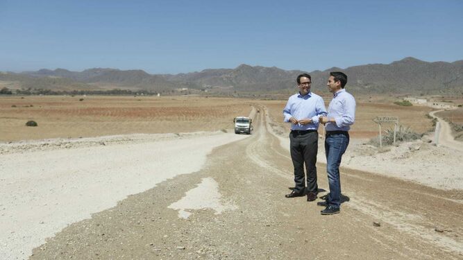 Los diputados Óscar Liria y Fernando Giménez han visitado las obras en la carretera a Genoveses.