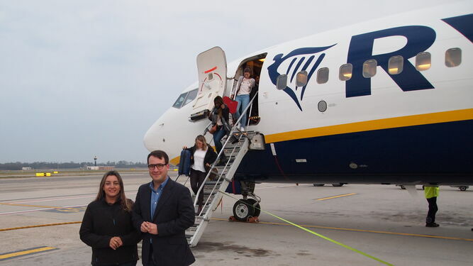 Los diputados provinciales de Agricultura y Medio Ambiente y Presidencia, María López Asensio y Fernando Giménez, a la llegada del primer avión al aeropuerto de Malpensa en Milán.