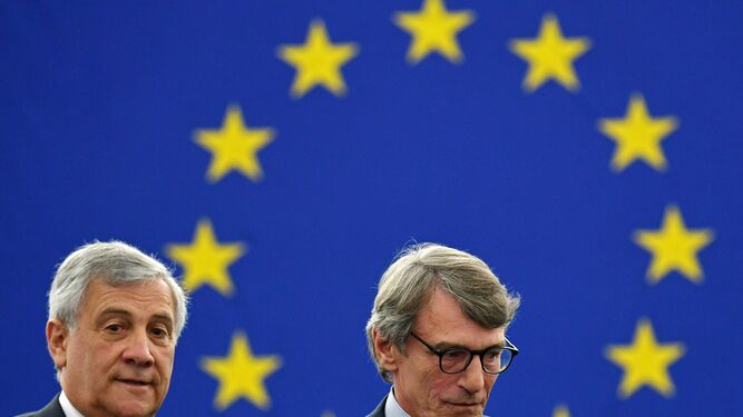 El recién elegido presidente de la Eurocámara, David Sassoli (dcha.), junto a su antecesor, Antonio Tajani.