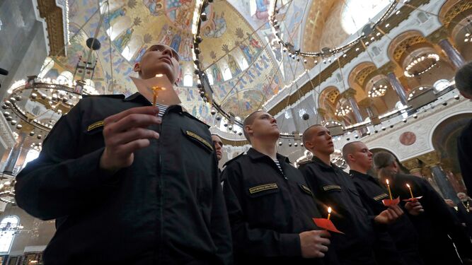 Varios integrantes de la Armada rusa honran a los muertos en el submarino ruso en un acto religioso celebrado en San Petersburgo.