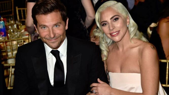 Lady Gaga y Bradley Cooper, en un acto de promoción de la película 'Ha nacido una estrella'.