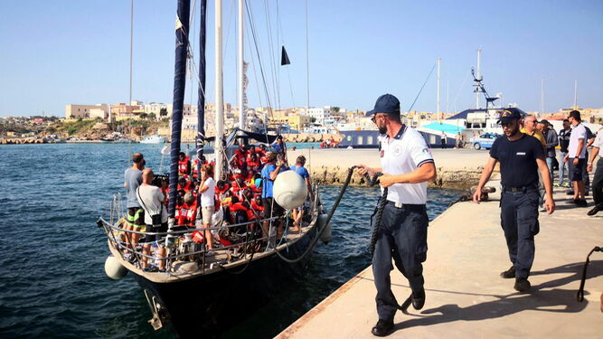 El barco 'Alex' de la ONG Mediterránea, a su llegada ayer al puerto italiano de Lampedusa.