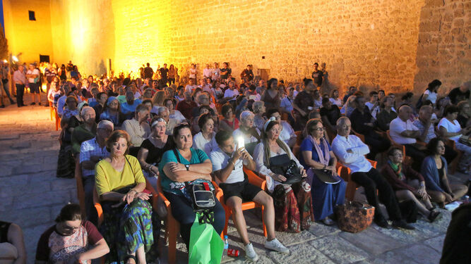 Mucho público desde las cinco de la madrugada en la Alcazaba.