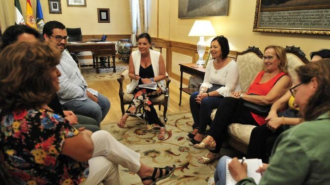 Reunión de la nueva directiva de Fibromialgia San Fernando con Cavada y otros concejales del gobierno.