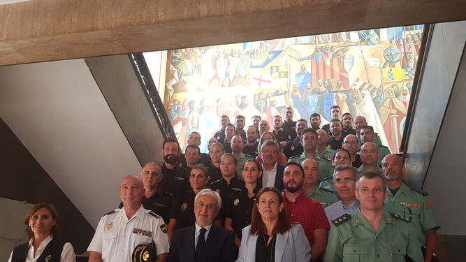 Ponentes y agentes conmemorados en la escalera del edificio de la Subdelegación de Gobierno.