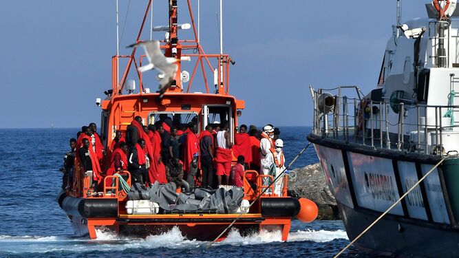 Salvamento Marítimo rescata a 124 personas en dos pateras en aguas de Alborán