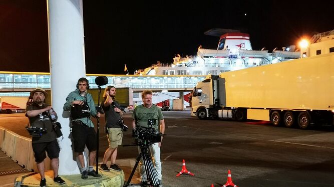 El equipo preparado para el rodaje en el puerto de Almería.