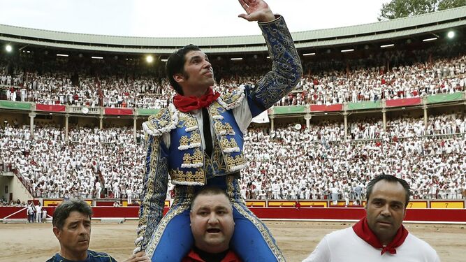 Cayetano, en su salida a hombros del ruedo de la plaza de toros de Pamplona.