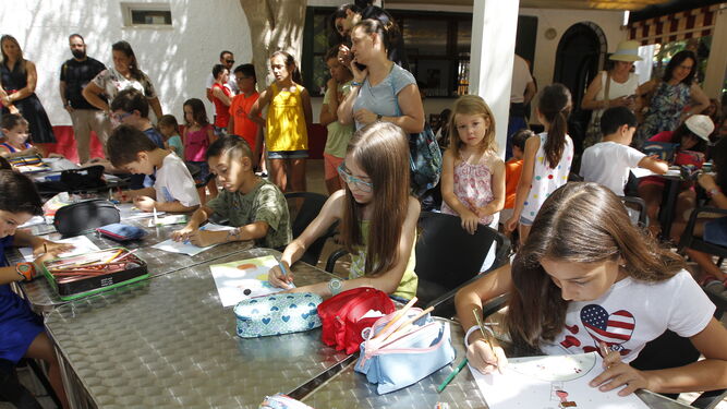 Decenas de niños participaron en el taller de pintura celebrado ayer.