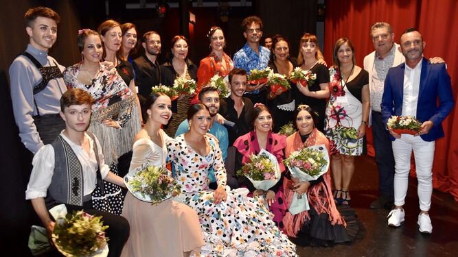 El concejal de Cultura de Almería, Diego Cruz junto a los organizadores, jurado y ganadores del concurso en el Teatro Apolo.