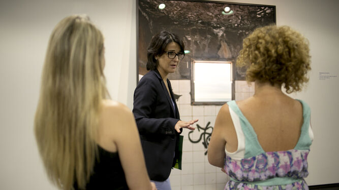Emilia Garrido, de Unicaja, explica la exposición del artista italiano.
