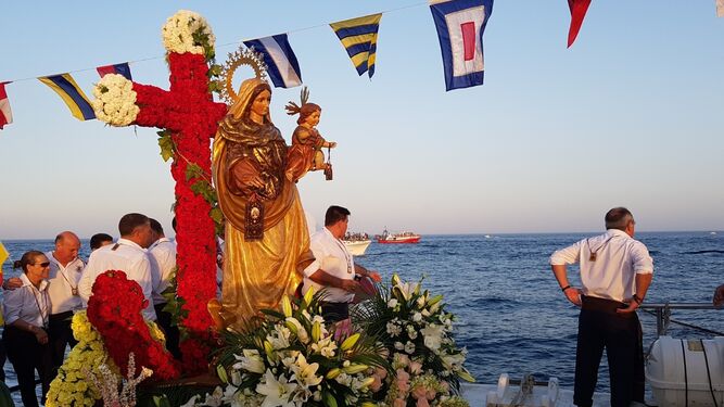 La Virgen del Carmen sobre el barco 'La Mar Serena'