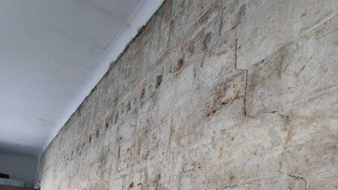 La muralla hallada en las obras de adaptación de un local a bar entra en catálogo de BIC de Andalucía