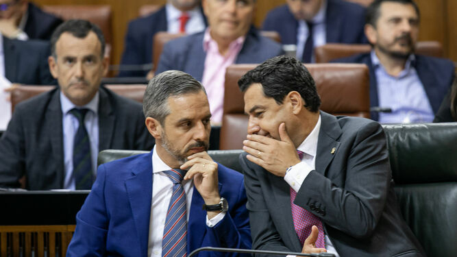 Juan Bravo y Juanma Moreno, en el Parlamento.