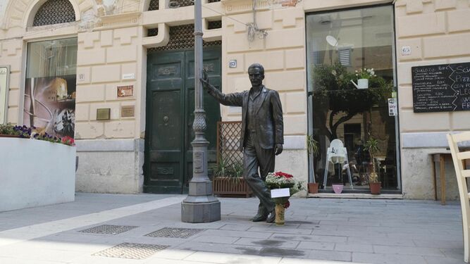 Flores junto a la estatua de Montalbano en Porto Empedocle, la ciudad natal de Camilleri.
