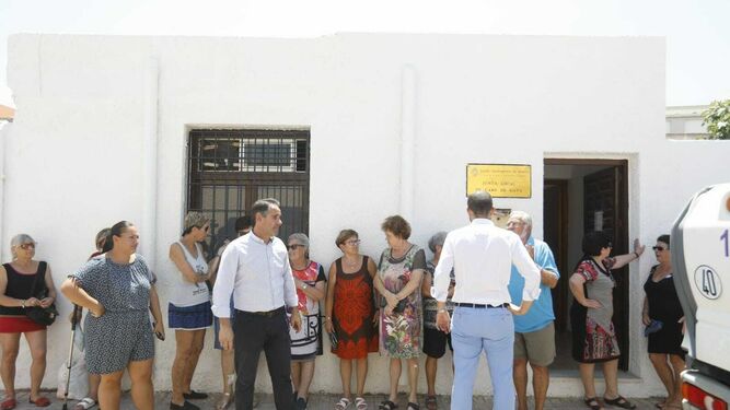Vecinos presenciaron la entrega de llaves de la que será la nueva oficia de Correos de Cabo de Gata