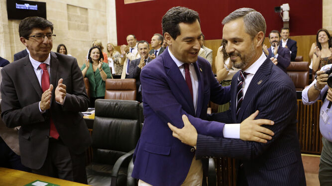 Juan Marín y Juanma Moreno felicitan al consejero de Hacienda, Juan Bravo, en el momento de aprobación de los Presupuestos.