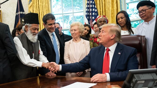 Donald Trump estrecha la mano al paquistaní Abdul Shakoor en un encuentro en la Casa Blanca con representantes de varias religiones.