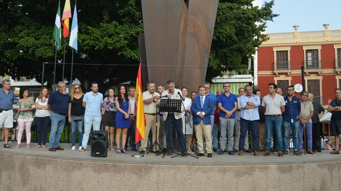 Concentración de Vox en Fuengirola en apoyo al indulto de Borja, el joven que mató a un ladrón.
