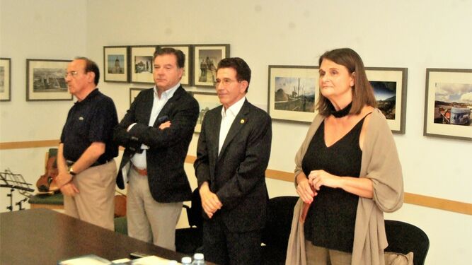 El alcalde de Alcudia de Monteagud, Juan Blas Martínez con Matilde Sánchez; el teniente de alcalde, Juan Manuel Sánchez y el concejal Francisco Martínez.