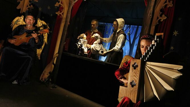 Títeres, máscaras y ángeles acompañados por música medieval.